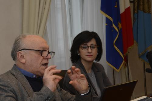 Edo Ronchi (presidente della Fondazione per lo Sviluppo sostenibile) e Sara Vito (assessore regionale all'Ambiente ed Energia) alla conferenza stampa di presentazione dell'accordo di collaborazione sul progetto Green city network - Trieste 06/03/2018